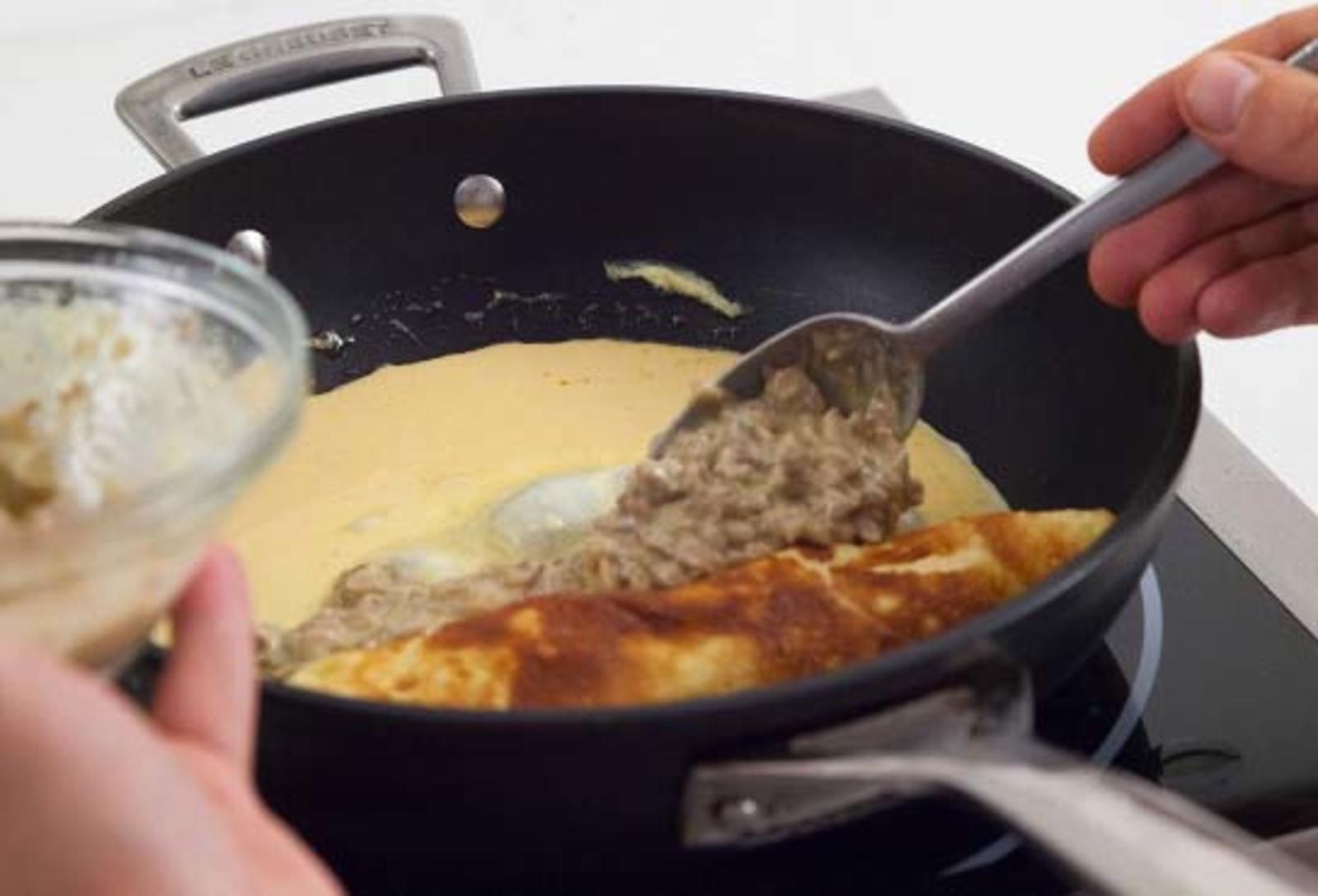 В сковороде растопить сливочное масло и залить омлет. 