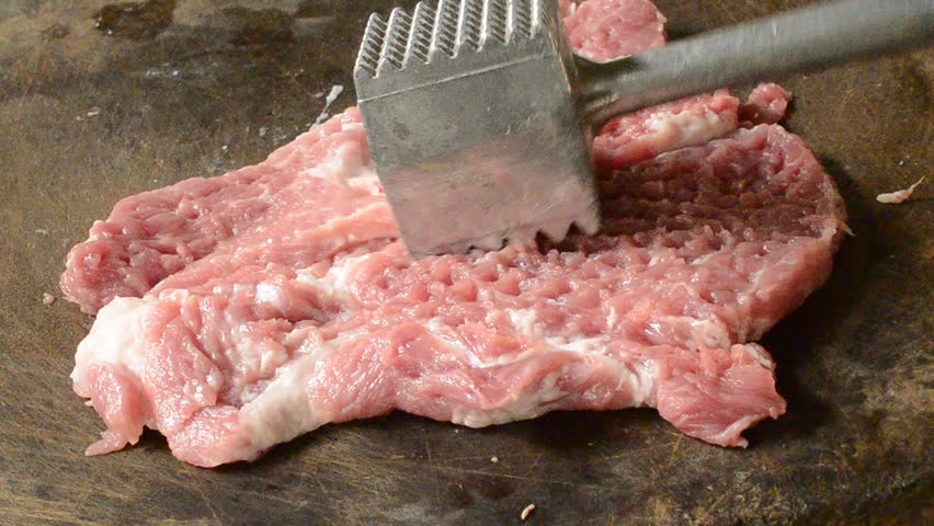 Свинину нарежьте на порционные кусочки и немного отбейте с помощью кухонного молоточка.