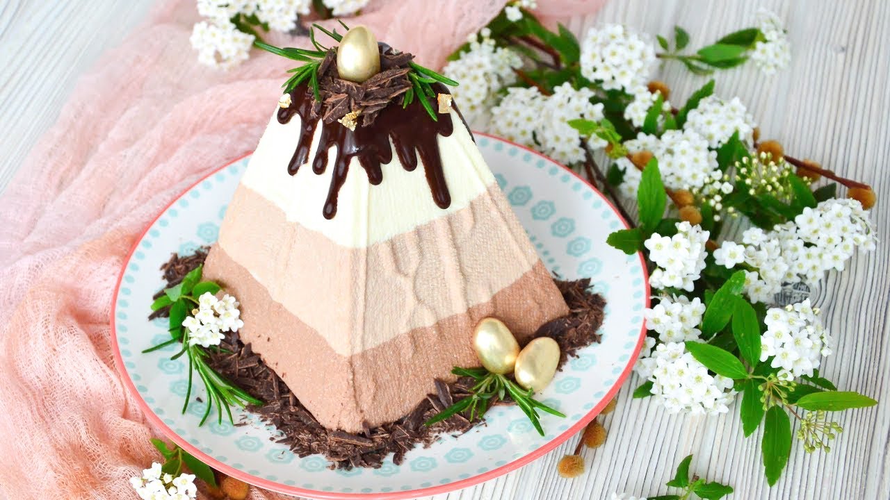 Готовую пасху достать из холодильника перед употреблением. Накрыть пасочницу тарелкой, перевернуть пасочницу, убрать ее и марлю. Можно украсить растопленным шоколадом и цветными посыпками.