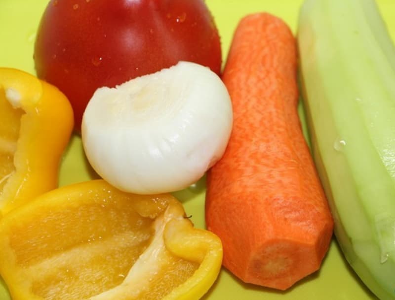 Все овощи промыть и порезать на кусочки среднего размера.