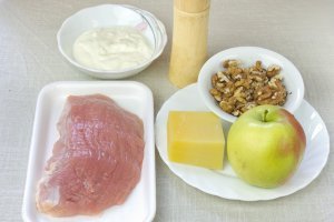 Берем любое мясо, какое нравится – курица, индейка, говядина, нежирная свинина и т.д. Из сыров к этому салату подойдет Пармезан, но можно взять любой твердый сыр.