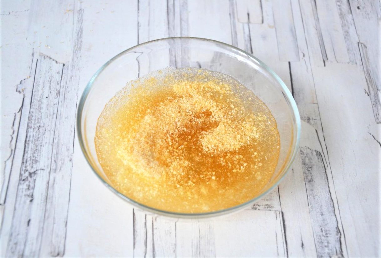 Желатин разведите согласно инструкции на упаковке и оставьте набухать. Набухший желатин добавьте к киви и варите еще минут 10, периодически помешивая. 