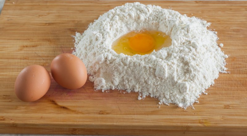 Все смешать, добавить специи по вкусу, яйца и муку