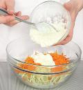 В салатнице смешайте капусту и морковь, полейте йогуртовой заправкой. Добавьте виноград и аккуратно перемешайте.