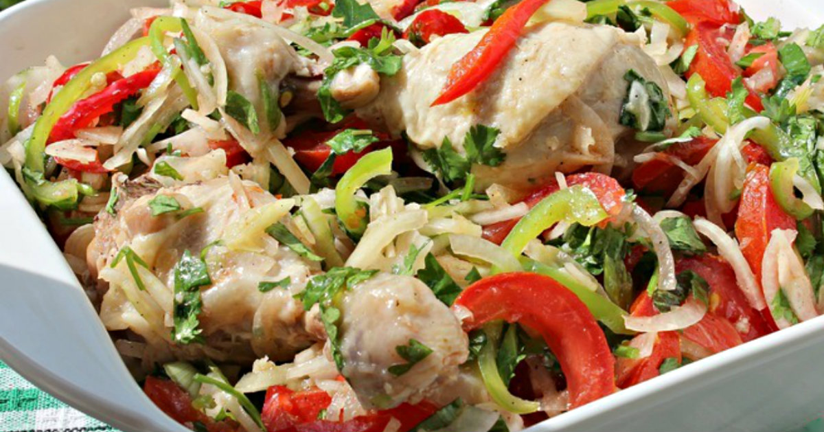 Прокалить растительное масло и вылить на горку чеснока – раздастся характерное шипение. Перемешиваем курицу с овощами. Вливаем немного оставленного бульона для сочности. Накрываем и убираем минимум на 4 часа в холодильник, лучше на ночь.