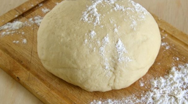 В просеянную муку добавляют нагретую до 30-35 град. воду, затем вводят яйцо, соль и замешивают тесто до тех пор, пока оно не приобретет однородную консистенцию. Перед формовкой тесто выдерживают 30-40минут.
