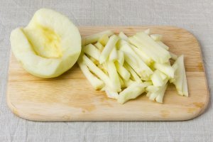 Яблоко чистим и нарезаем тонкой соломкой. Лучше всего выбирать кислые или кисло-сладкие сочные сорта, тогда получится хороший контраст мяса с фруктовой кислинкой. Ломтики можно слегка сбрызнуть лимонным соком или уксусом – чтобы не потемнели, пока Вы не п
