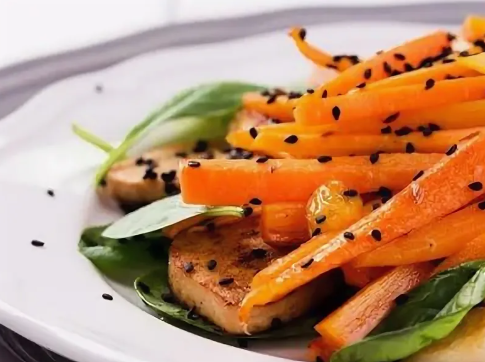 Собрать салат. На тарелку выложить промытые и обсушенные листья шпината, сверху обжаренный тофу, морковь, полить соусом и посыпать кунжутом. Если используете брынзу, то посыпать салат сверху брынзой, а поверх брынзы уже кунжутом. Подавать сразу.