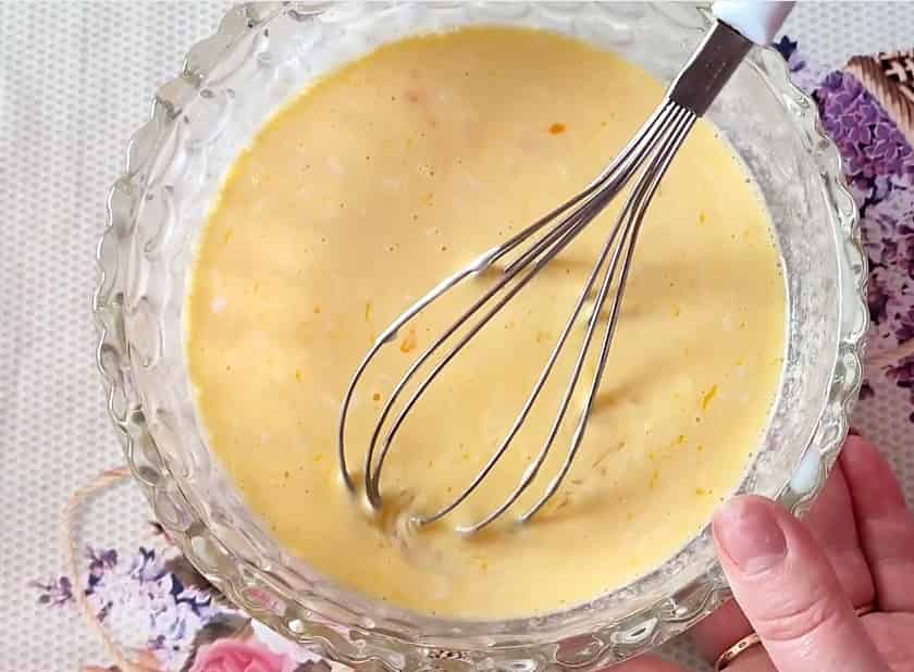 Порезанный на кусочки банан смешать с молоком в глубокой миске. Добавить яйцо и при помощи блендера или венчика перемешать массу, желательно до однородности.