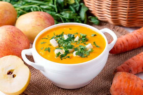 «Готовь как шеф»: витаминный суп-пюре из яблок и моркови