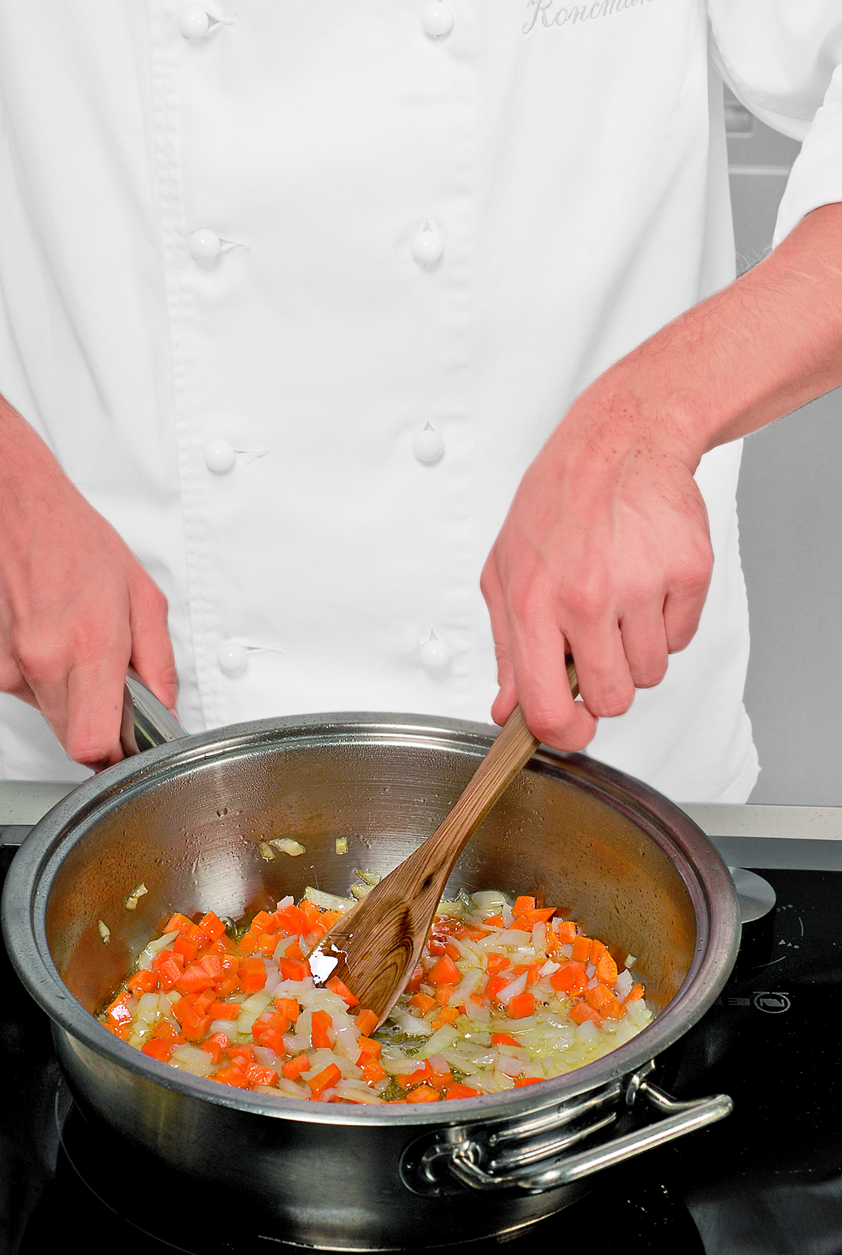 Разогреть в сотейнике растительное масло. Обжарить морковь и лук, 6 мин.