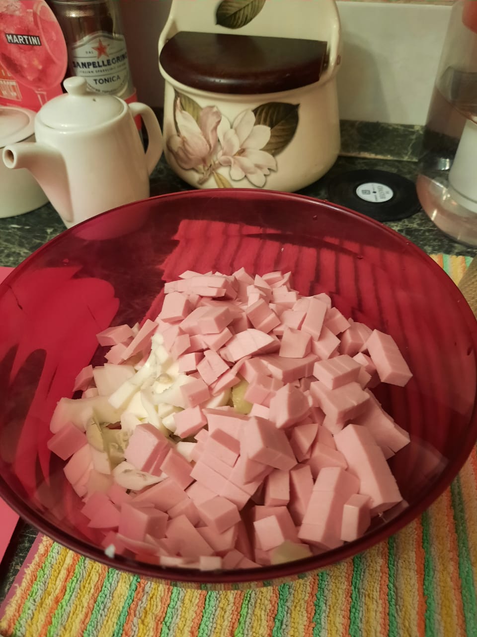 Нарезаем все ингредиенты кубиками.