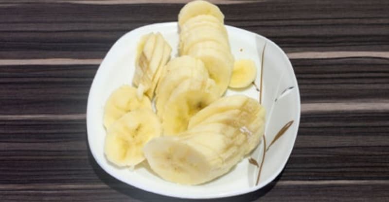 Банан нарезать ломтиками.