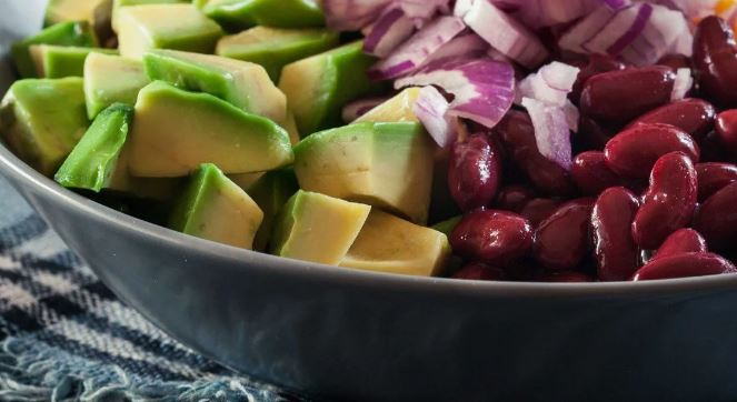 Смешать все ингредиенты в емкости, добавить фасоль (без жидкости) и заправку. Перемешать.