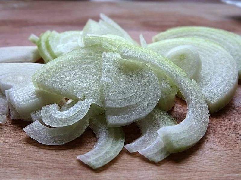 Порезать лук полукольцами.