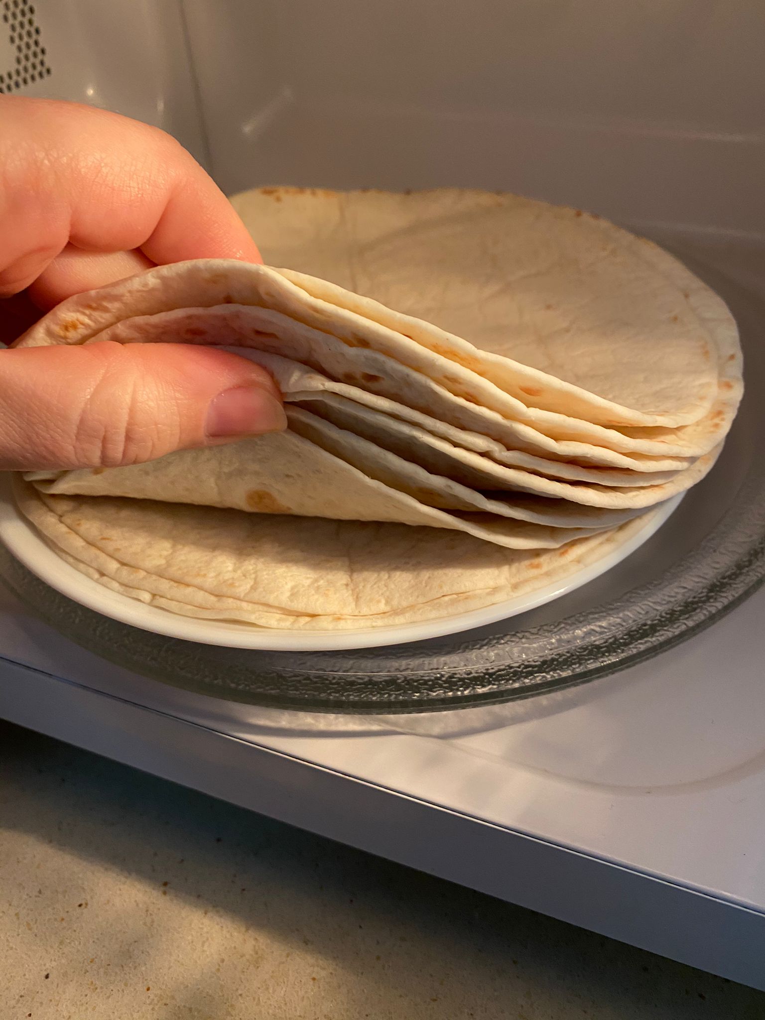 В это время подогреваем лепёшки в микроволновке, на сковородке, на гриле или в духовке – кому как удобнее.