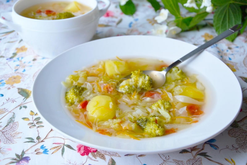 Овощной суп с капустой и пшеном