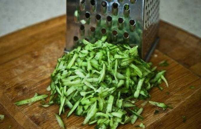 Огурцы натираем на мелкой тёрке. 