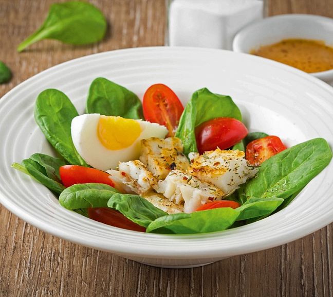 Теплый салат с обжаренным минтаем