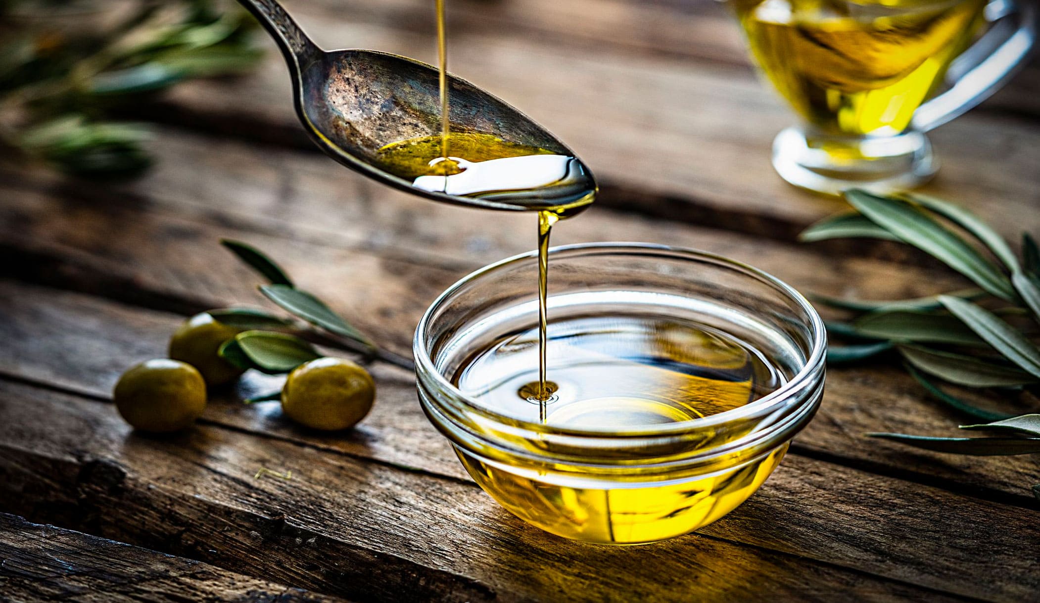 Добавляем оливковое масло, уксус, соль и соус табаско.