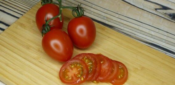 Нарезать помидоры кружочками. Натереть сыр на крупной терке.