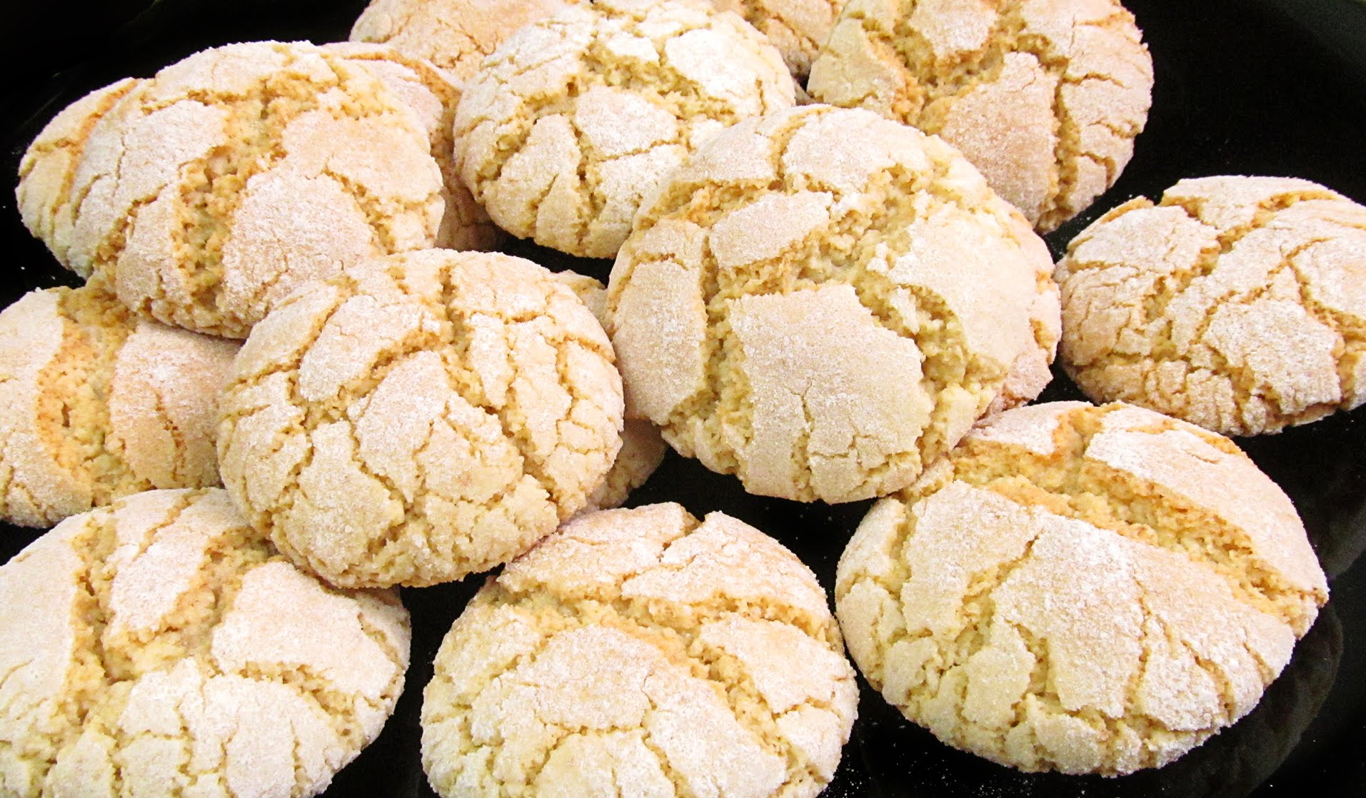 Тесто собрать в шар, расплющить толстым слоем и убрать в холодильник на 2 часа. Тесто получается достаточно рассыпчатым, поэтому, перед тем как раскатывать, необходимо подержать его минут 10 при комнатной температуре. Раскатать осторожно тесто в пласт тол