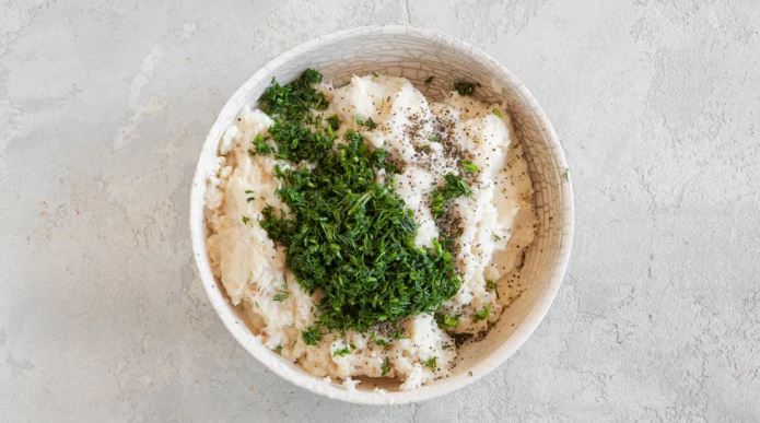 Положите укроп, соль и молотый перец по вкусу. Тщательно вымесите фарш котлет. Уберите в холодильник на 30 мин. Можно оставить и на более длительное время, например, на ночь.