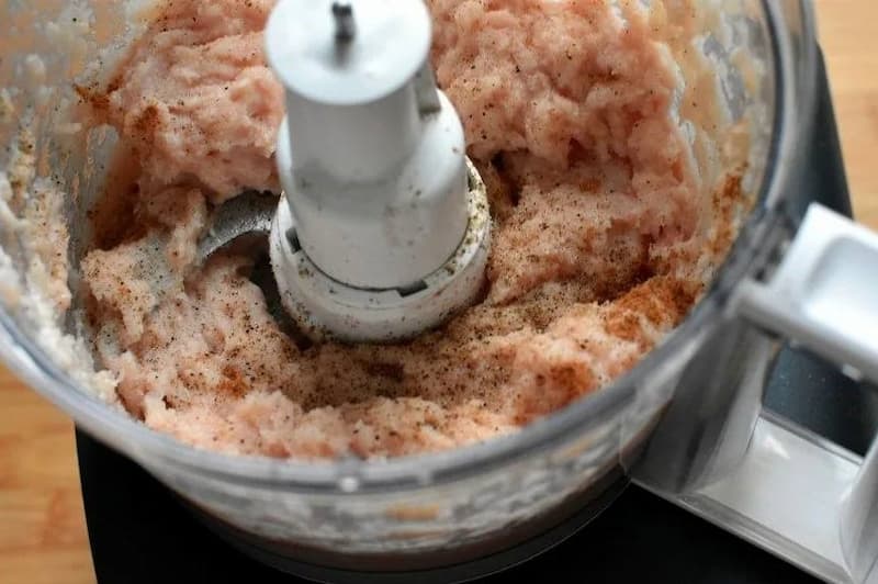 Тщательно промываем куриное филе, затем измельчаем его в блендере или с помощью мясорубки. С луком поступаем тем же образом (можно также потереть его на мелкой терке), перемешиваем с куриным фаршем.