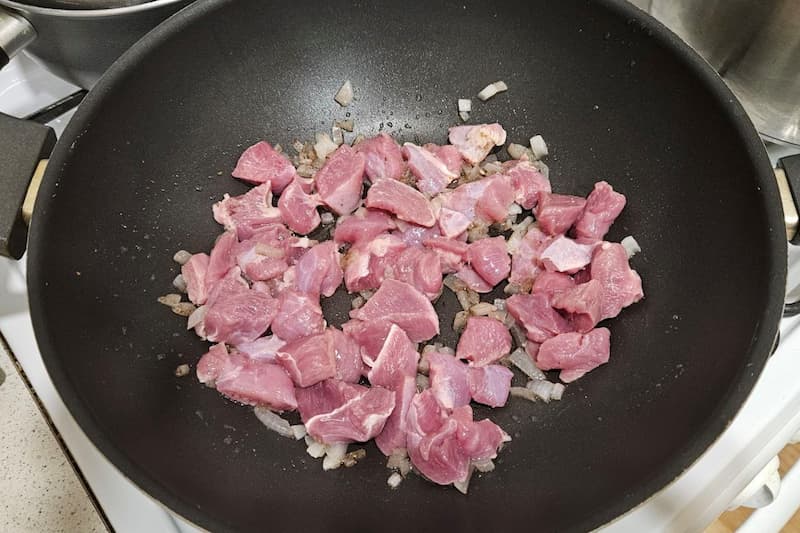 Добавьте в сковороду порезанное кусочками филе бедра индейки и обжарьте в течение 5-7 минут, помешивая и переворачивая.