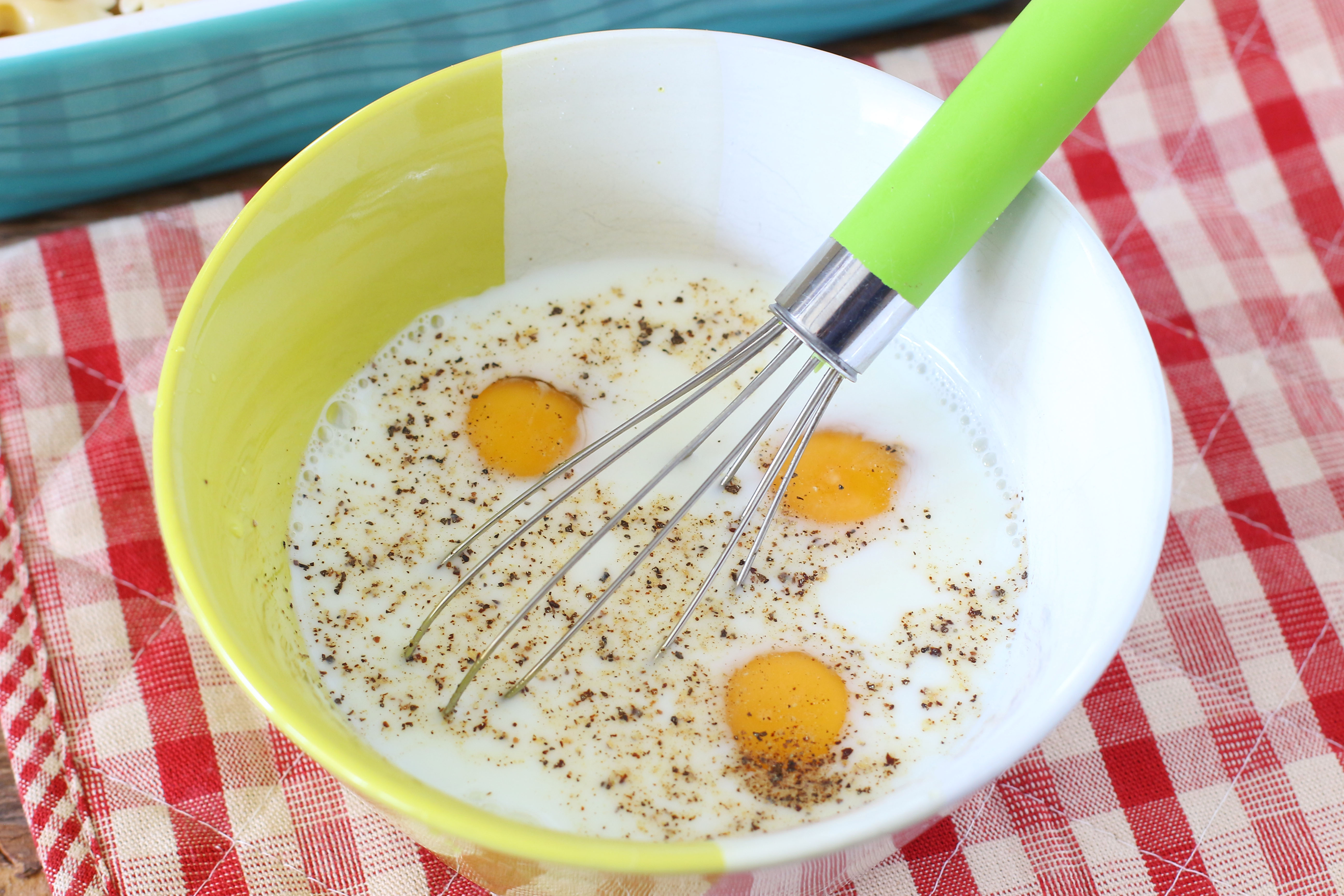Яйца взбить с молоком, посолить, поперчить и залить тофу с овощами. Довести до готовности как обычный омлет.