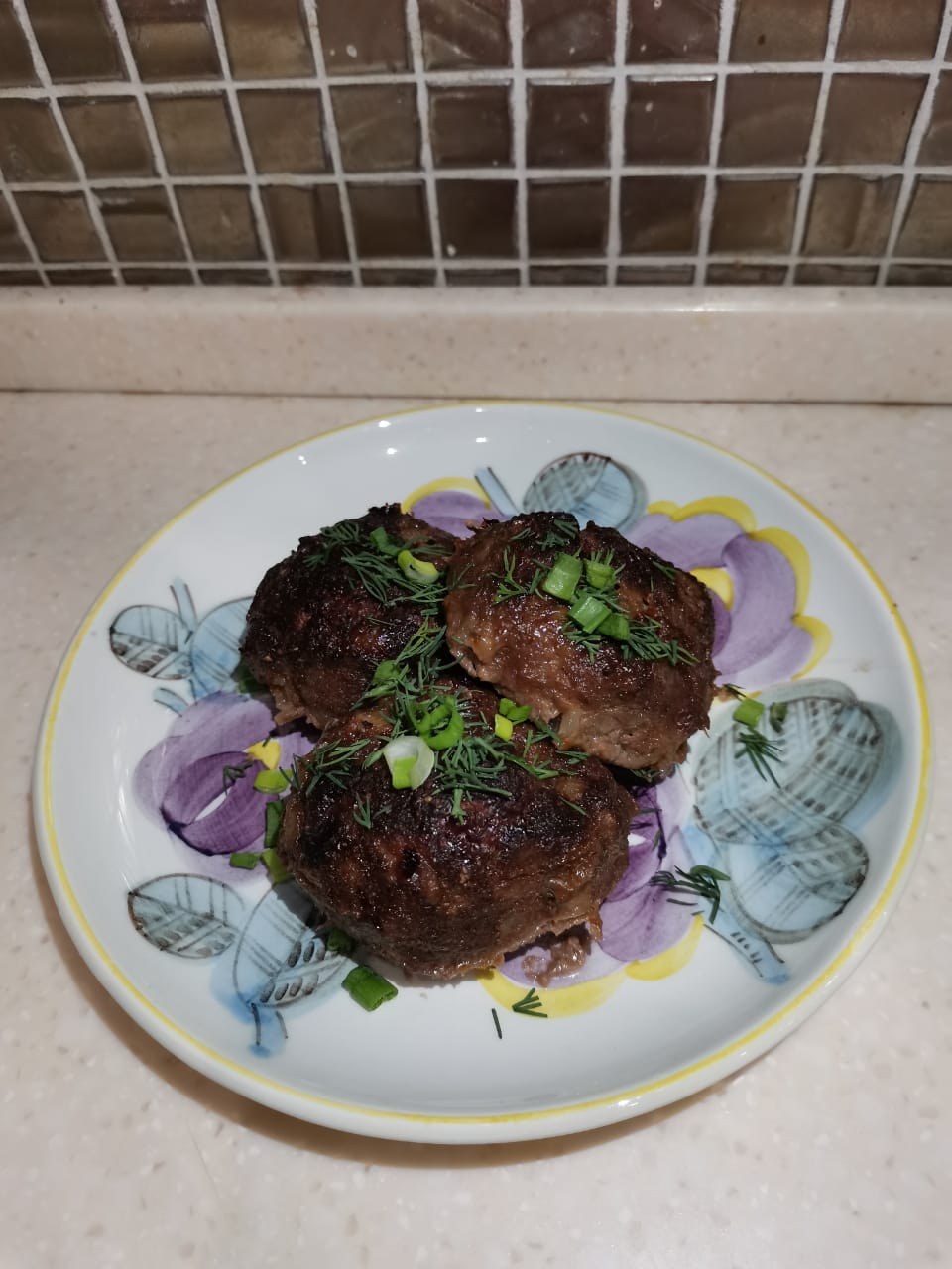 К столу можно подавать как горячими, так и холодными, украсив зеленью.