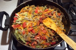 Огурцы нарезаем тонкой соломкой, помидоры режем кубиками.
Добавляем огурцы и помидоры в мясо, перемешиваем.
