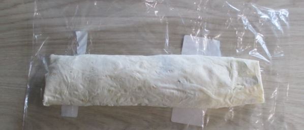 Сверните лаваш традиционным способом. Для подачи можно разрезать её на две части и подавать в бумажном пакете или просто обернув пищевой бумагой.