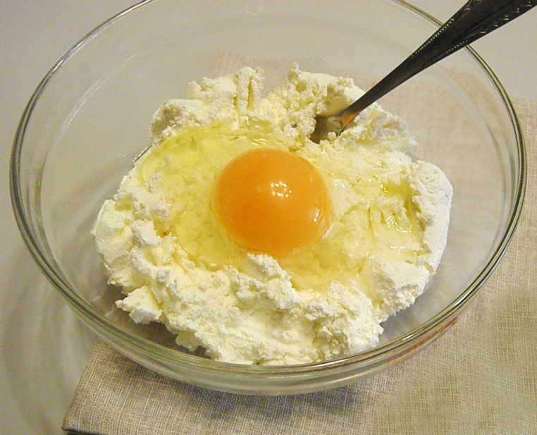 Творог с яйцом и сахаром. Творог с яйцом. Творог с яйцами перемешанный. Творог с желтком. В творог добавить яйца.