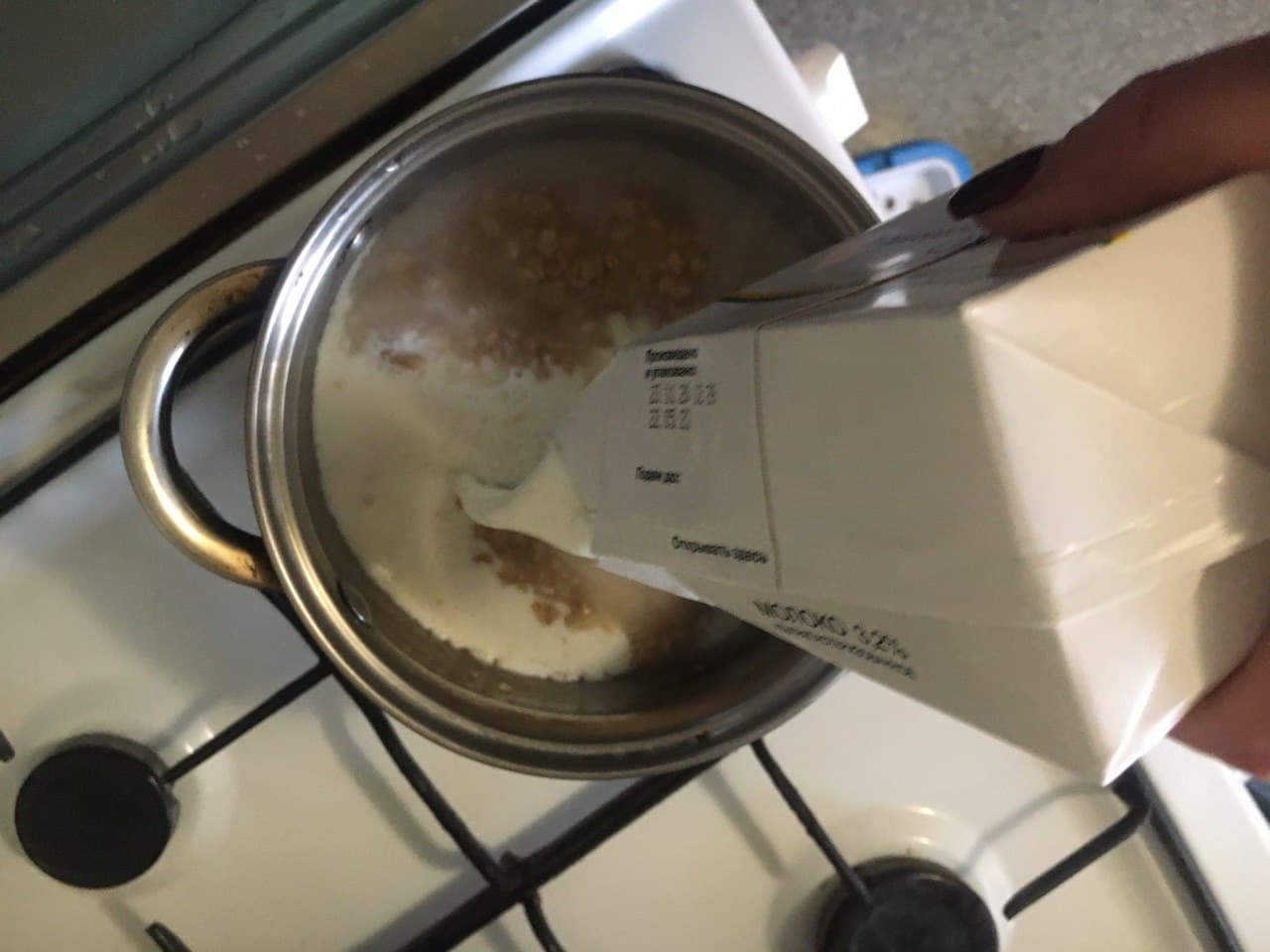 Когда овсянка увариться в воде, пора добавлять молоко. – наливаем 300 г. И продолжаем помешивать. Это важно.