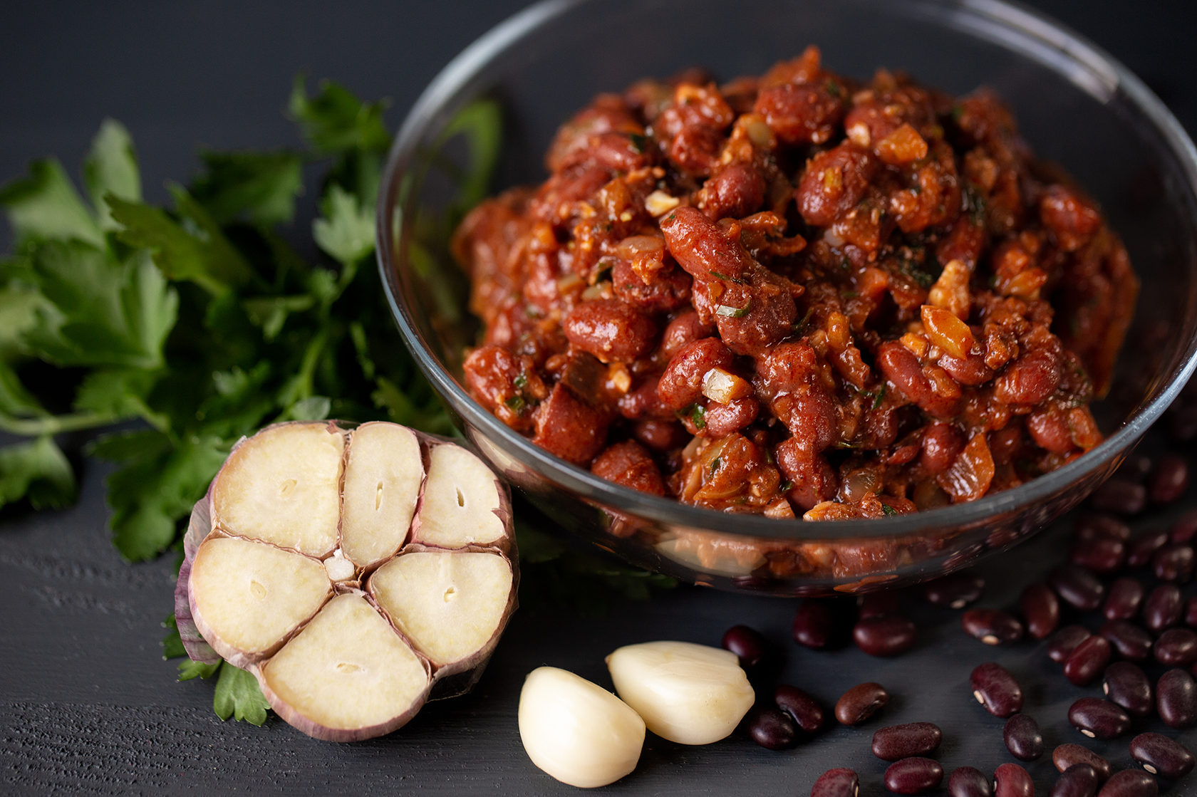 Накрываем сковороду крышкой и тушим блюдо на медленном огне еще около 20 минут. Блюдо готово. Подаем лобио к столу, украсив сверху веточкой кинзы и присыпав измельченным грецким орехом. приятного аппетита!