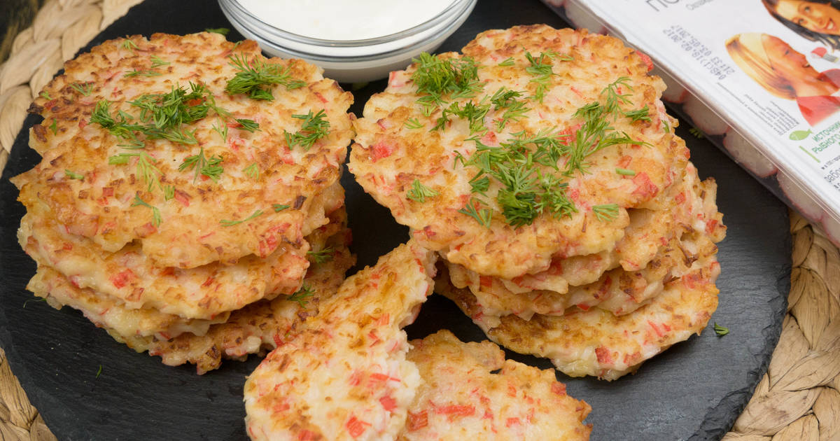 азогреваем на сковороде растительное масло и ложкой или руками выкладываем массу, формируя оладьи. Обжариваем до румяности с каждой стороны. Подаём со сметанным или томатным соусом. 