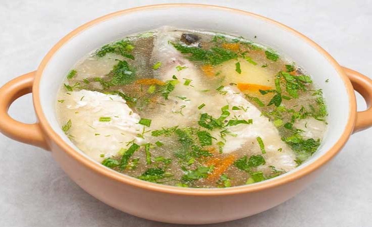 Перловку пересыпать в бульон. Накрыть крышкой и варить до готовности перловки и картофеля примерно 20 минут. Перед тем, как блюдо будет готово, закинуть мелко нарезанную зелень.