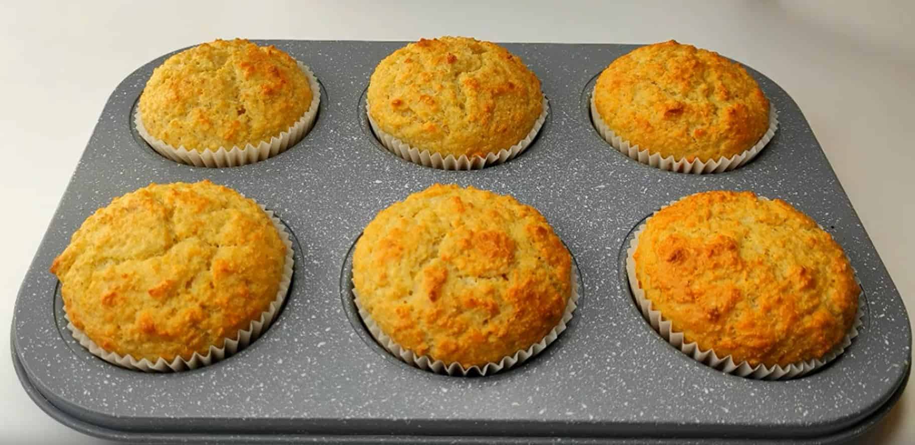 Готовые кексы остудить и можно подавать.