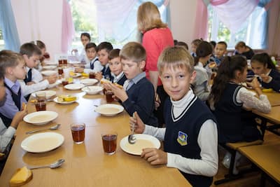 Российские школы стали в три раза чаще соблюдать требования по здоровому питанию школьников