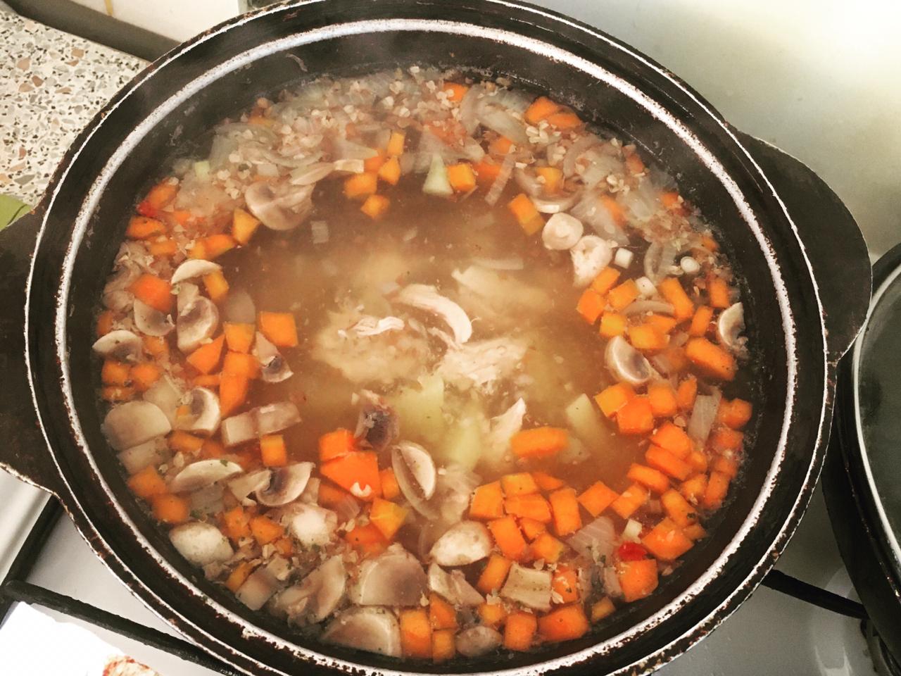 Лук, морковь и картофель тоже отправляем в бульон. За 15 минут до готовности добавляем в наш суп гречку. Солим и перчим. Когда все ингредиенты сварились, огонь можно выключать. В этот момент положить в суп лавровый лист. Дайте ему время отдать свой аромат