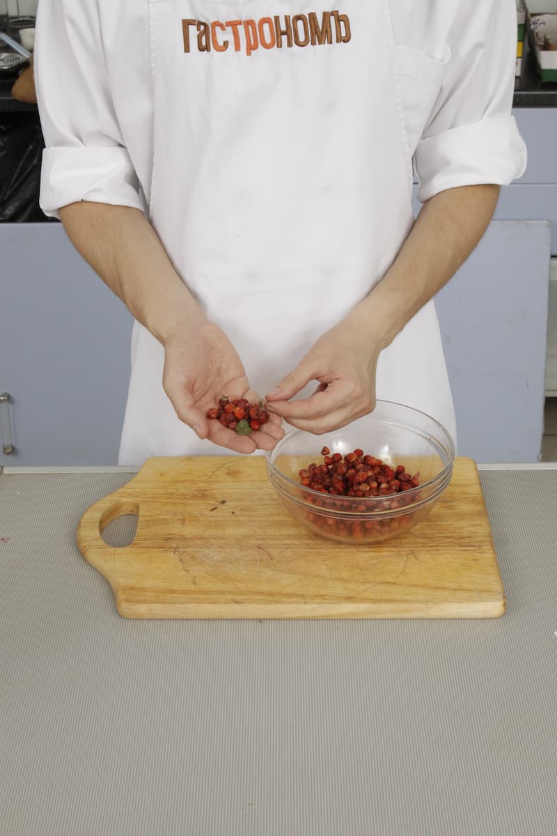 Для протертой земляники ягоды переберите, тщательно удаляя листочки и веточки. Подготовленную землянику сложите в блендер или в кухонный комбайн.