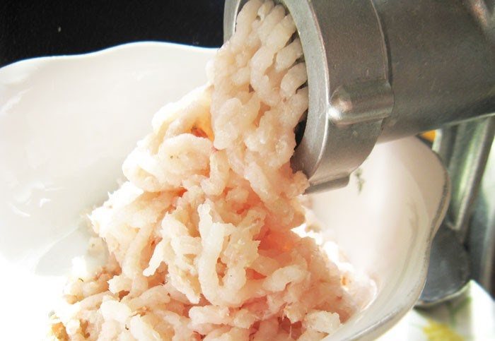 Рыбное филе прокрутить через мясорубку с луком. 
