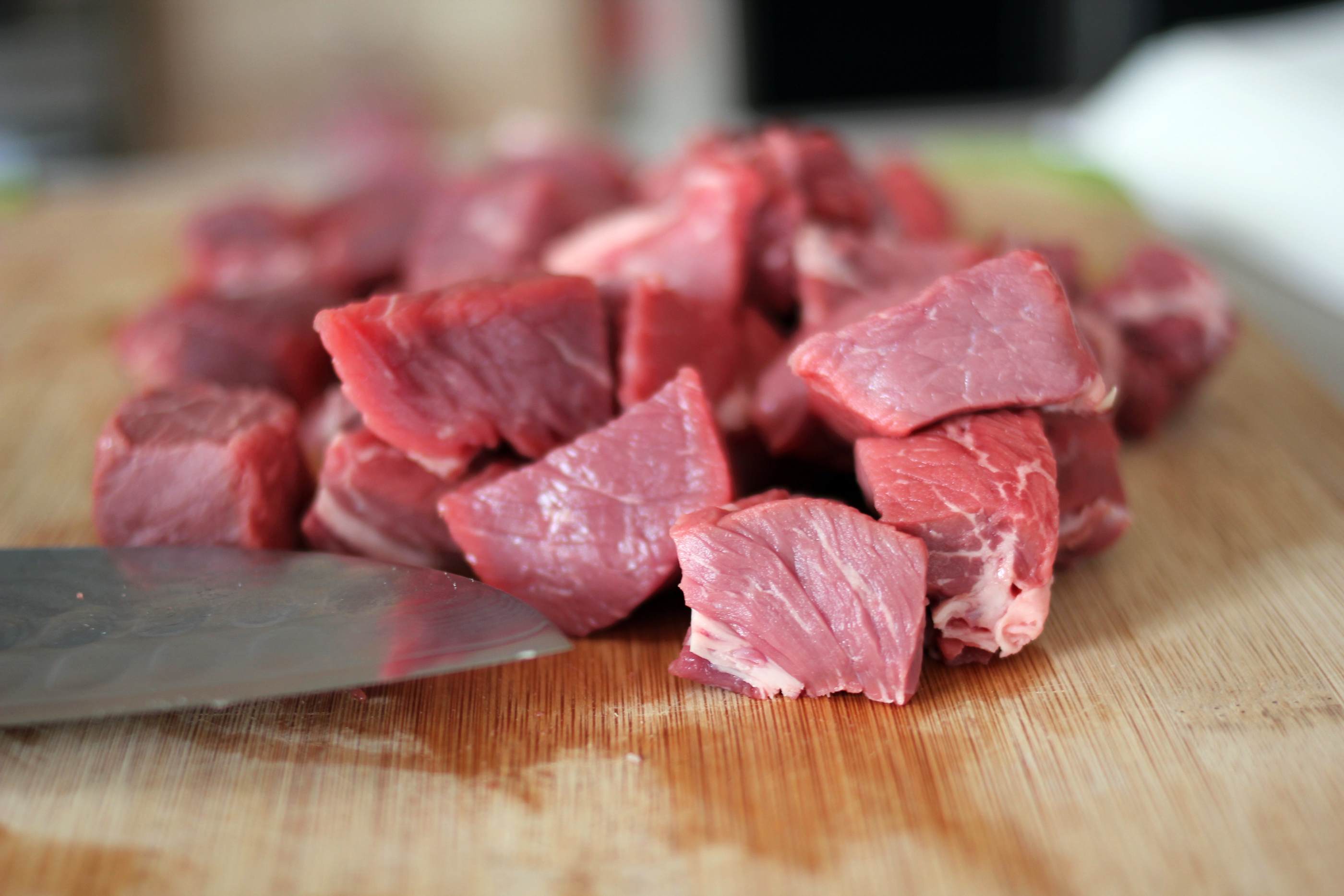 Режем свинину на небольшие кусочки, примерно 2 х 2 см. Заливаем порезанное мясо соевым соусом, добавляем крахмал и муку. Перемешиваем и оставляем мариноваться на 5–7 минут.