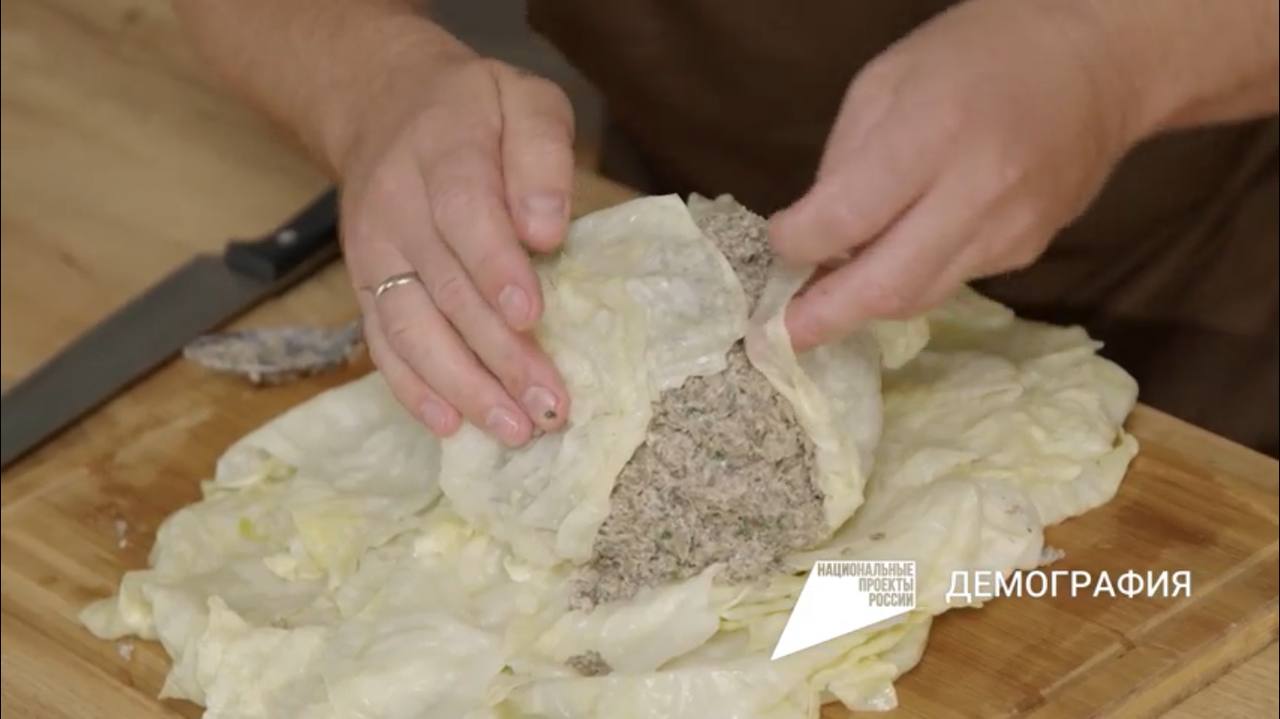 Достаем капусту из кастрюли. Аккуратно раскрываем капусту. Листья напитались водой, стали мягкими и эластичными, но делать это все равно нужно аккуратно. Теперь промежутки заполняем грибной начинкой. Очень аккуратно распределяем между листьями. Заворачива