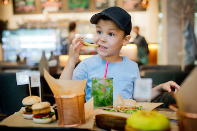 «Взрослая еда»: какие продукты не стоит давать детям