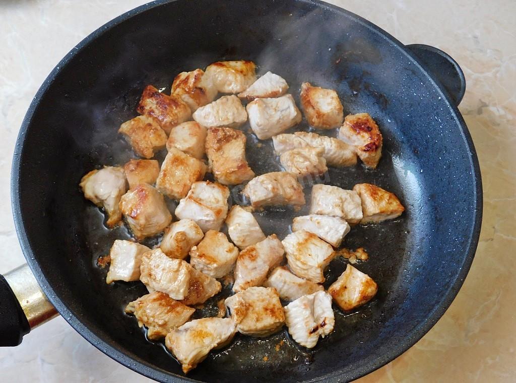 Куриная грудка с жареным луком. Курица кусочками на сковороде. Жареное мясо на сковороде. Кусочки курицы обжаренные. Жареная свинина на сковороде.