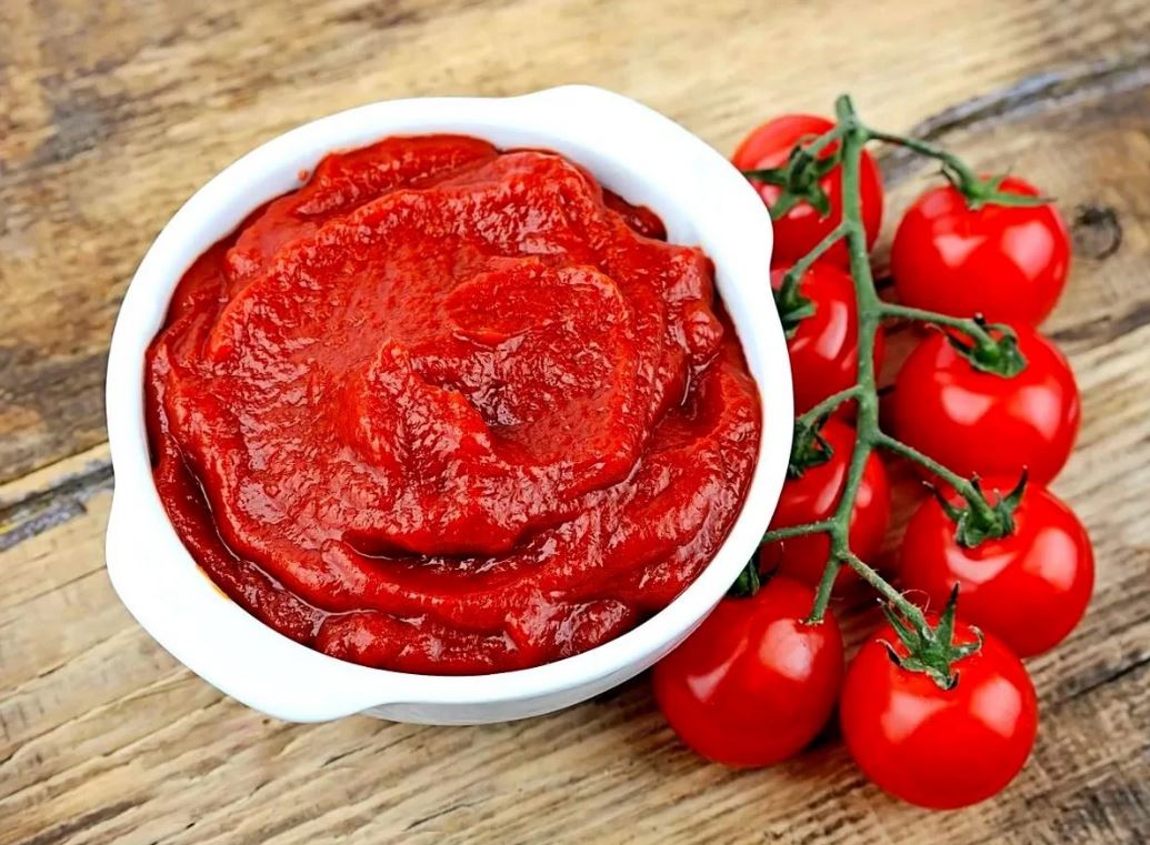 Добавить томатную пасту, сахар и яблочный уксус.