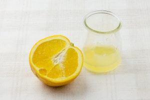 Выжимаем сок одного апельсина. Из корочки заодно можно цедру натереть