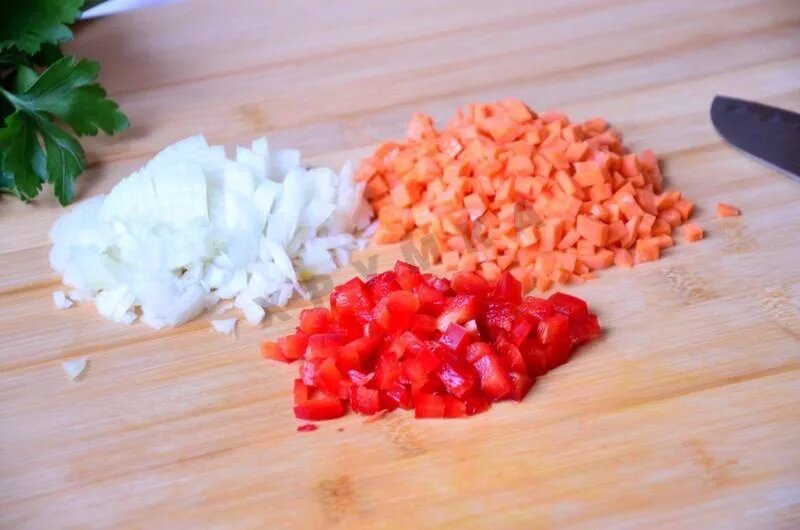 Лук, морковь и перец нарезать кубиками. 